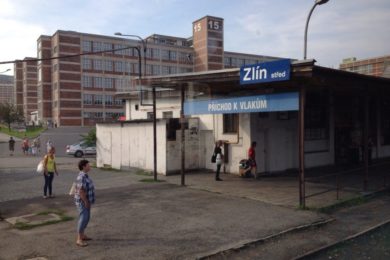 Návštěvníci Zlína vystupující z vlaku jsou překvapeni stavem nádraží a jeho okolí.
