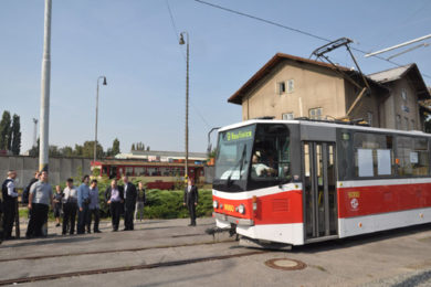 Tramvaj, která za městem nabere rychlost na železničních kolejích by mohla  vyjíždět i z Kobylis