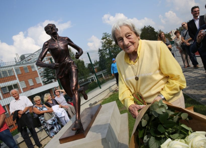 Dana Zátopková při odhalení sochy svého manžela Emila.