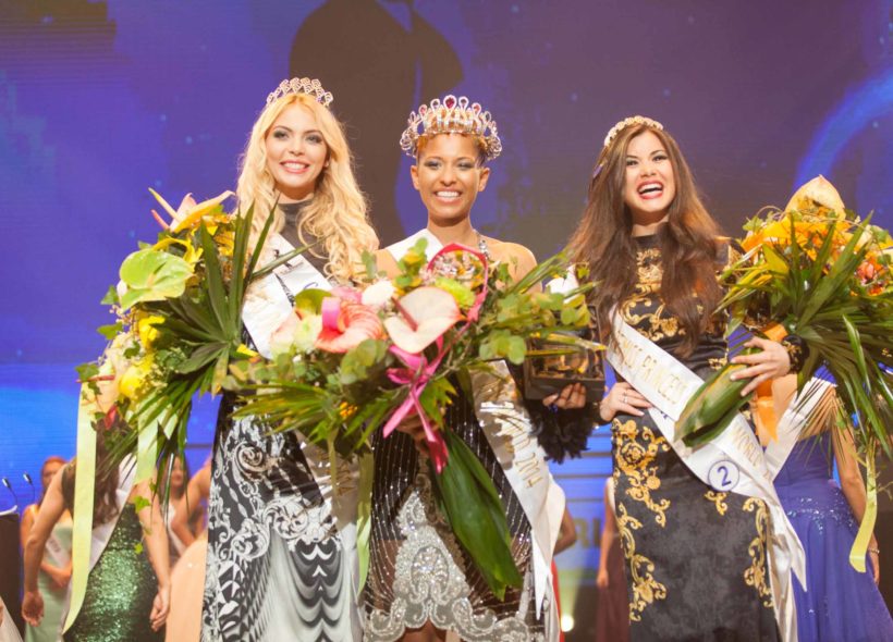 Vítězná Andella Chileshe Matthews (uprostřed), 1. vicemiss Monika Vaculíková (vlevo) a 2. vicemiss Daiana Ayelén Arlettaz