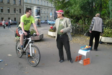 Organizátoři happeningu v pátek dopoledne rozdávali jablko a díky každému, kdo zde na kole projížděl slušně