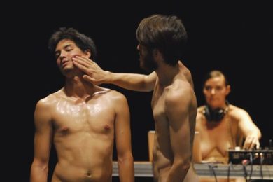 V Divadle Archa uvede renomovaná rakouská choreografka Doris Uhlich představení more than naked s 20 nahými tanečníky. Sama vystupuje v roli nahé DJky.