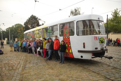 Tramvaj bude jezdit po Praze rok, potom z ní bude polep odstraněn.