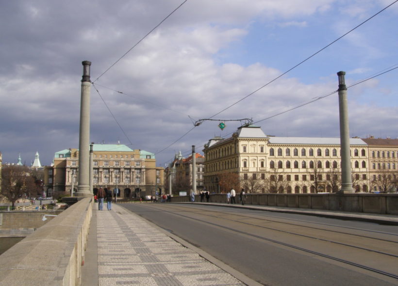Mánesovu mostu se v sobotu vyhněte, nedostanou se přes něj automobily ani chodci
