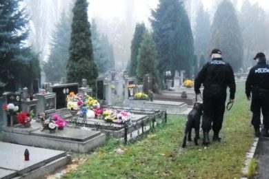 Více policistů bude na hřbitovech až do 2. listopadu