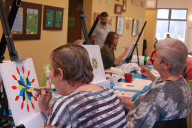 Seniorky společně s neslyšícími vyzkoušely malování mandal.