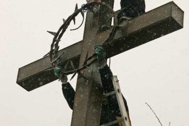 V roce 2007 radnice instalovala kovový kříž s trnovou korunou poté, co původní dřevěný kříž uhnil.