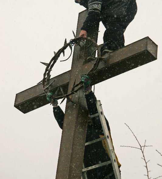 V roce 2007 radnice instalovala kovový kříž s trnovou korunou poté, co původní dřevěný kříž uhnil.
