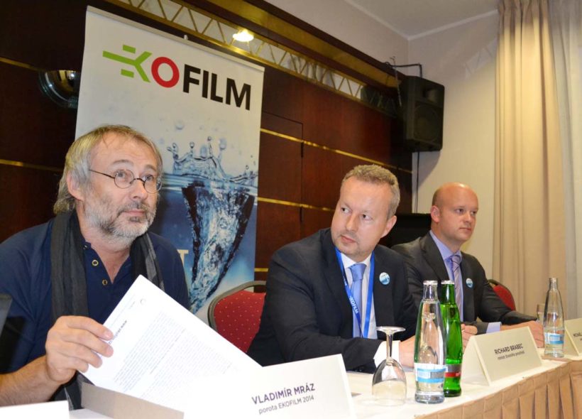 Porotce Vladimír Mráz oznamuje vítězný snímek, vedle něj naslouchají ministr Richard Brabec a prezident festivalu Michael Londesborough.