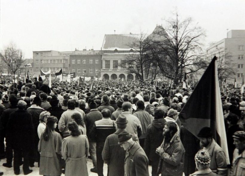 Zlínské náměstí během generální stávky 27. listopadu 1989.