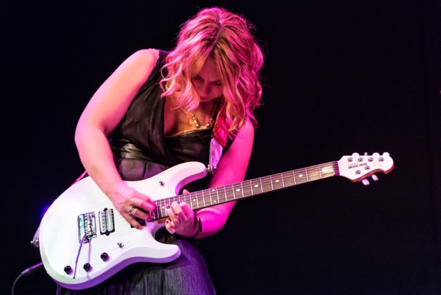 Úspěšná britská kytaristka a zpěvačka Chantel McGregor.