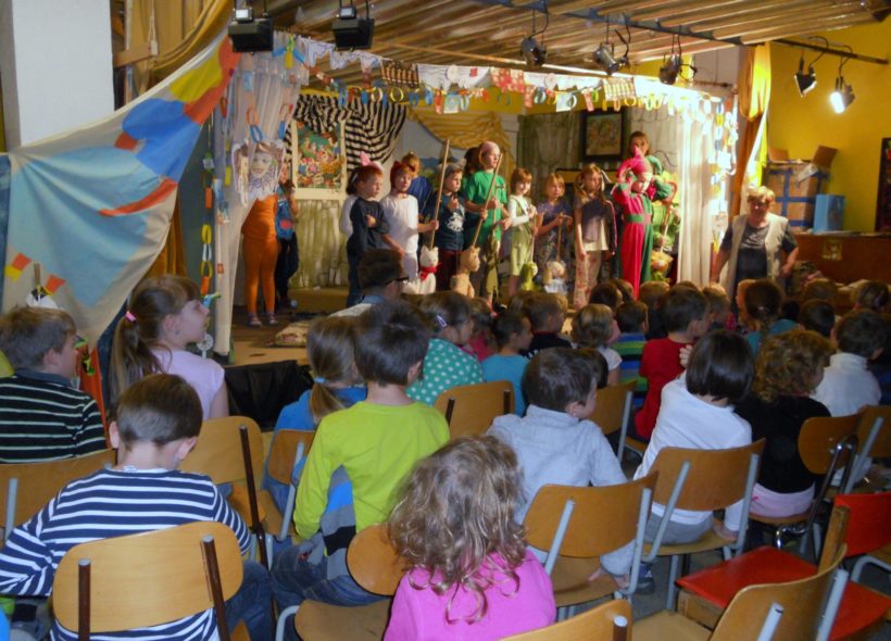 V ZŠ Hostýnská hrají děti školní divadlo