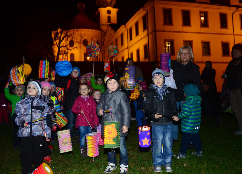 Lampionový průvod dětí z MŠ Meziškolská prošel kolem Břevnovského kláštera