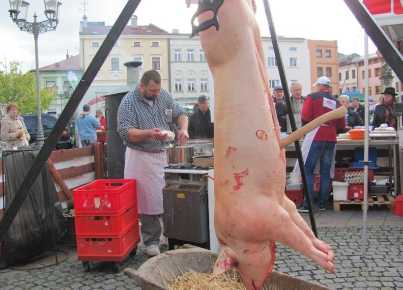 Zabijačka je součástí čtvrtečních farmářských trhů v Místku.