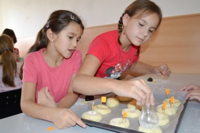 Dívky tvarují těsto pomocí žárovky.