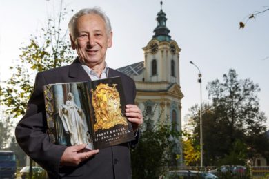 Antonín Kačmařík s knihou o kostele sv. Jana a Pavla.  Foto: Robert Mročka