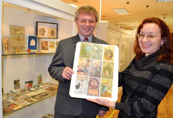 Manželé Jiřina a Jaromír Poláškovi ukazují část vystavených historických vánočních pohlednic