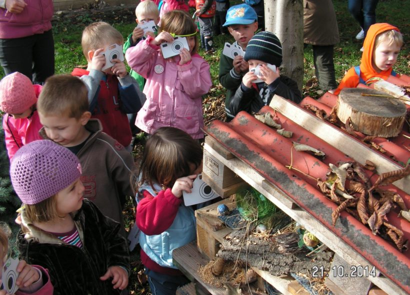 Pozorování života v hmyzí říši dětem usnadňuje originální hotel, který si letos postavily na zahradě školky.