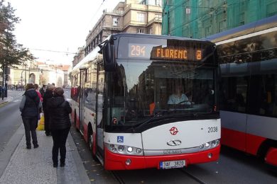 Autobus 294 bude na Malostranském náměstí stát jinde
