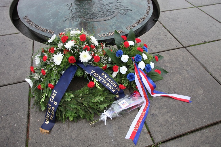 Ve 14 hodin se na Vítězném náměstí koná pietní akt k uctění památky padlých vojáků a bojovníků I. a II. světové války, stejně jako novodobých válečných konfliktů
