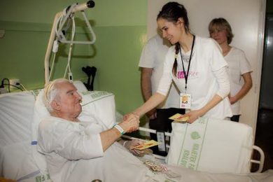Dobrovolníci působící ve vinohradské nemocnici tráví s pacienty čas v ambulanci i u lůžka
