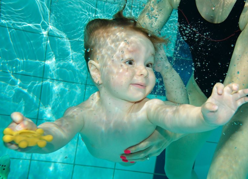 Názor, že se děti rodí s reflexem, s nímž se mohou od narození potápět, je mýtus.