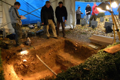 Exhumaci provedl tým složený z archeologů, antropologů, soudního lékaře, genetika a za přítomnosti zástupců církve a Hl. m. Prahy.