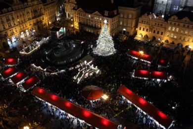 Letošní vánoční strom se na Staroměstském náměstí slavnostně rozsvítí ve středu 29. listopadu.