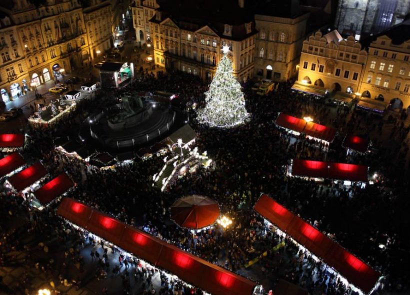 Letošní vánoční strom se na Staroměstském náměstí slavnostně rozsvítí ve středu 29. listopadu.