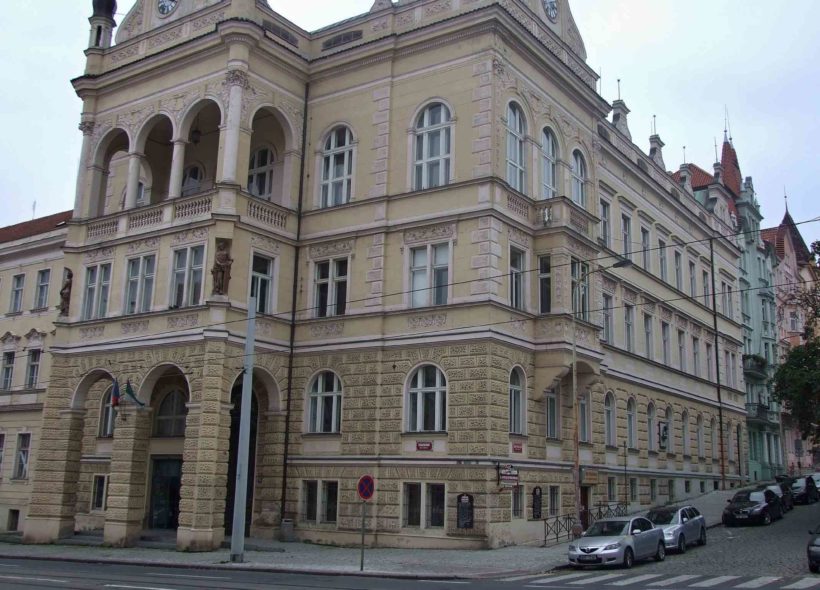 Radnice Prahy 4 má nové poradní lomose.