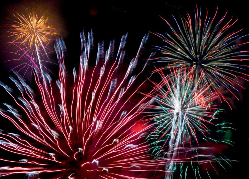 Diváci během novoročního ohňostroje znovu prožijí Sametovou revoluci nebo spartakiádu