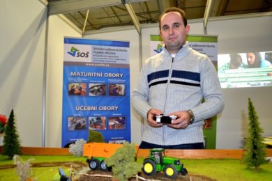 Tomáš Mikulovič ze Střední odborné o školy z Frýdku-Místku předvádí dálkově řízený traktor.