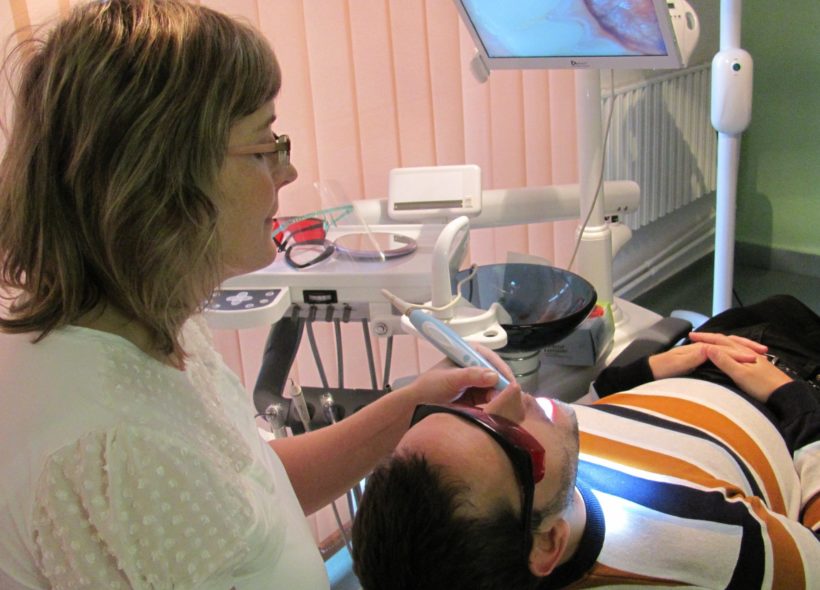Popiska:  Dentální hygienistka Pavlína Hubíková ošetřuje pacienta ve své ordinaci.