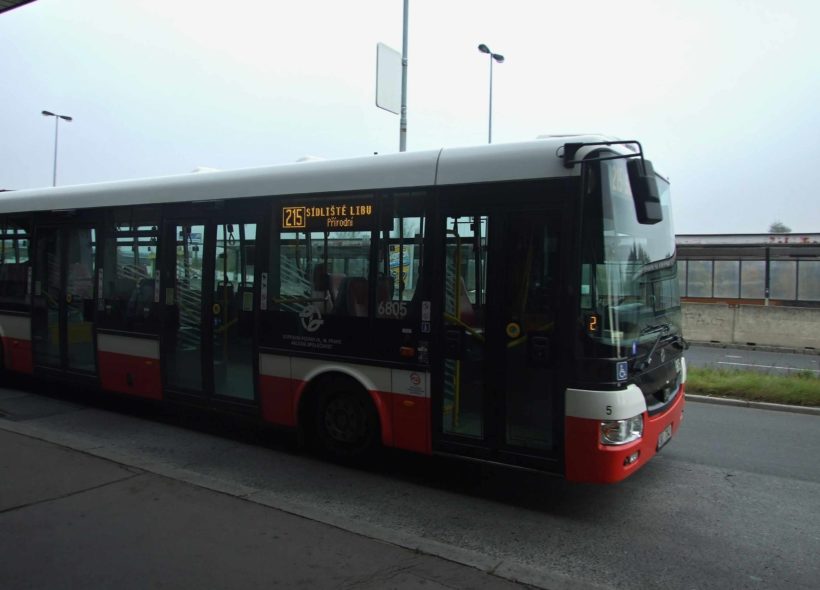 V některých stanicích MHD se staví  jen na znamení.