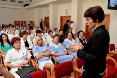 Ředitelka Tichého světa Marie Horáková přednáší zdravotníkům ve FN Motol.
