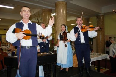 Během neěle ve foyer Domu kultury města Ostravy vystoupí muziky a zpěváci.