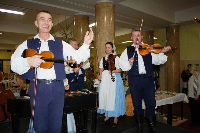 Během neěle ve foyer Domu kultury města Ostravy vystoupí muziky a zpěváci.