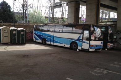 Autobusy vypadají zvenku docela běžně. Jeden je ale plný paland, druhý slouží jako společenská místnost.