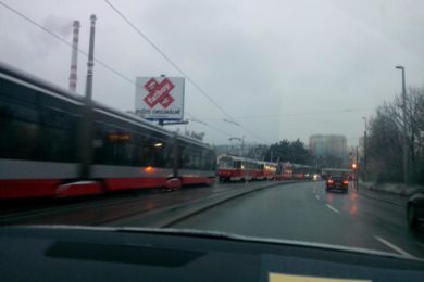 Mrznoucí déšť komplikuje v Praze dopravu