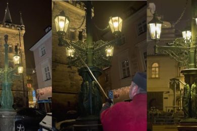 Nejen elektrické veřejné osvětlení svítí chodcům v Praze na cestu. V metropoli je přes 600 plynových lamp
