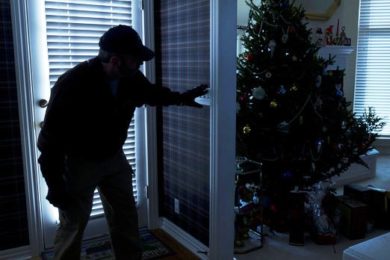 Zloději využívají toho, že lidé jsou často během vánočních svátků a na Silvestra mimo svůj domov