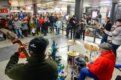 Na letošním ročníku tradiční akce Nalaďte se v metru také o Vánocích vystoupí celkem  13 hudebních uskupení