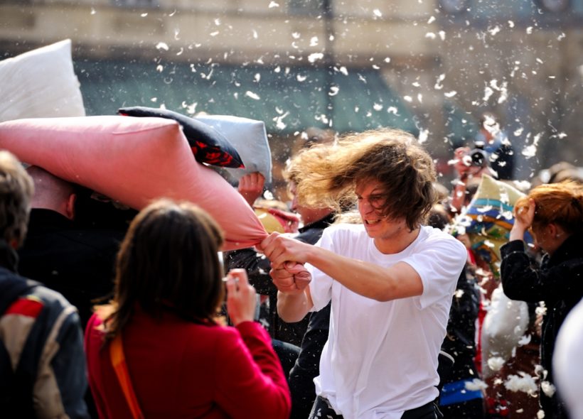 Alergici na peří by se dnes Staroměstskému náměstí měli vyhnout
