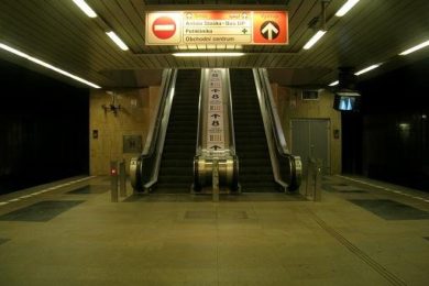 Stanice je uzavřena kvůli kontrole eskalátorů