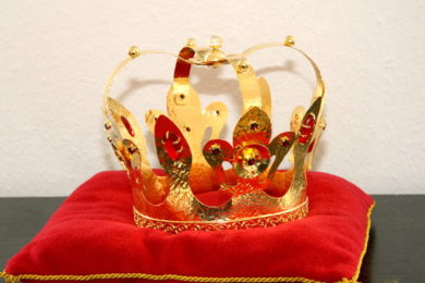 Takovou to korunu si na hlavu posadí Zlatý Ámos.
