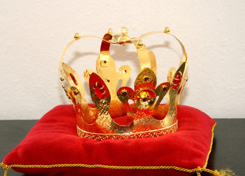 Takovou to korunu si na hlavu posadí Zlatý Ámos.