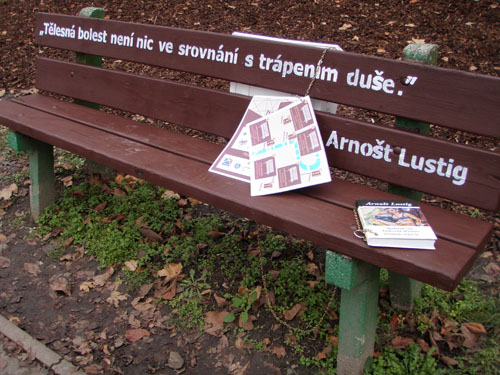V boxu na literární lavičce Arnošta Lustiga najdete knihu Neslušné sny.