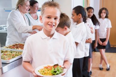 Projekt Obědy pro děti pomáhá rodinám, v těžké životní situaci, kdy si nemohou dovolit platit dětem stravu ve školní jídelně.,