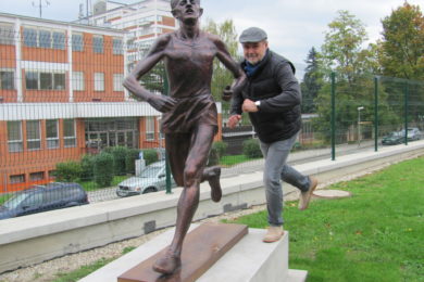 Sochař Radim Hanke s běžcem Emilem Zátopkem.