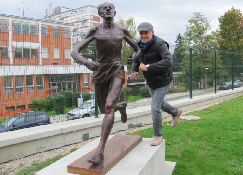 Sochař Radim Hanke s běžcem Emilem Zátopkem.